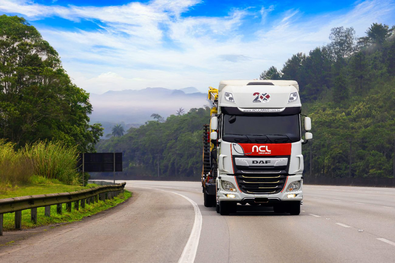 Cavalo DAF XF da ACL Cargo transportando carga de projeto na BR-101