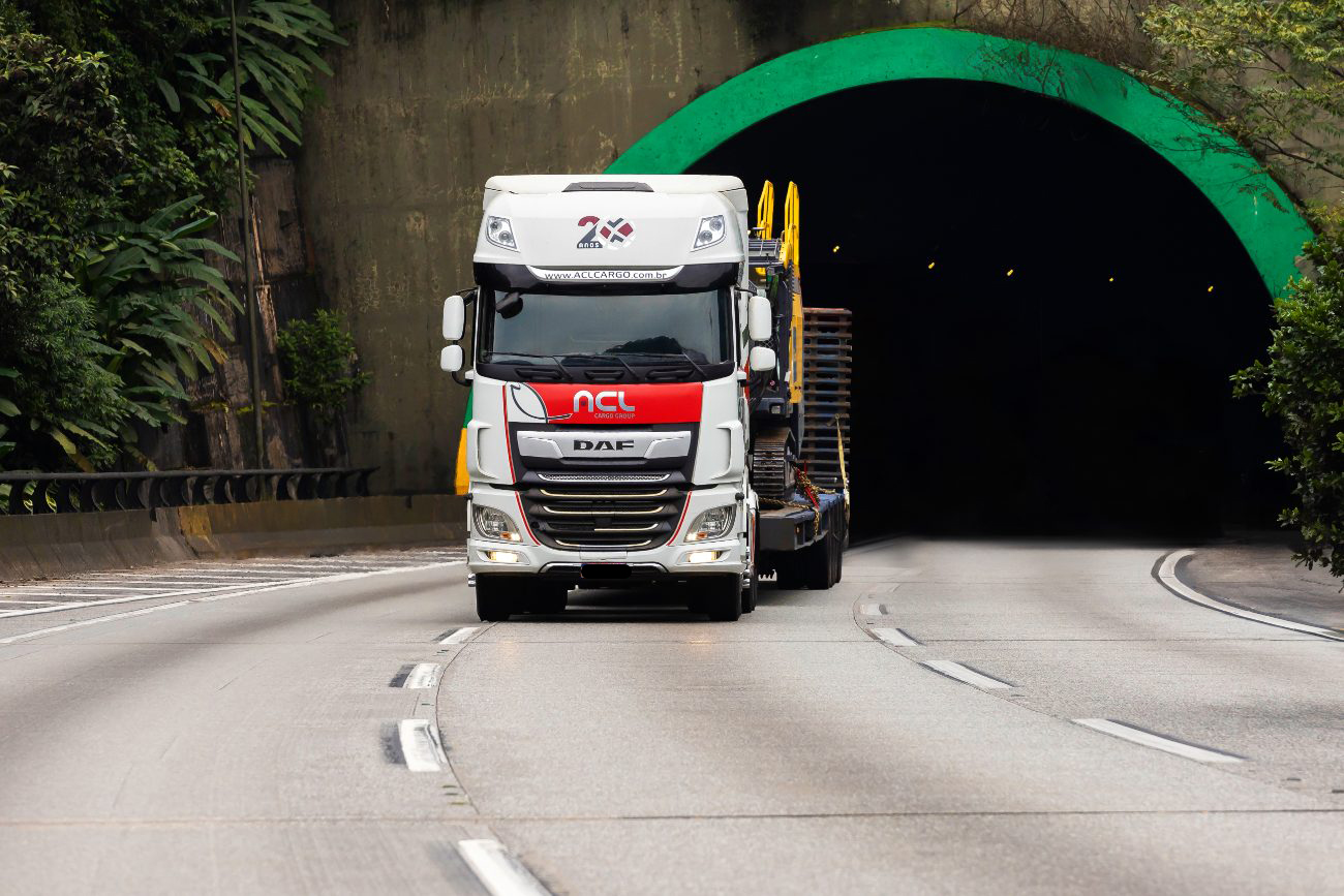 Cavalo DAF XF da ACL Cargo saindo de túnel com carreta prancha