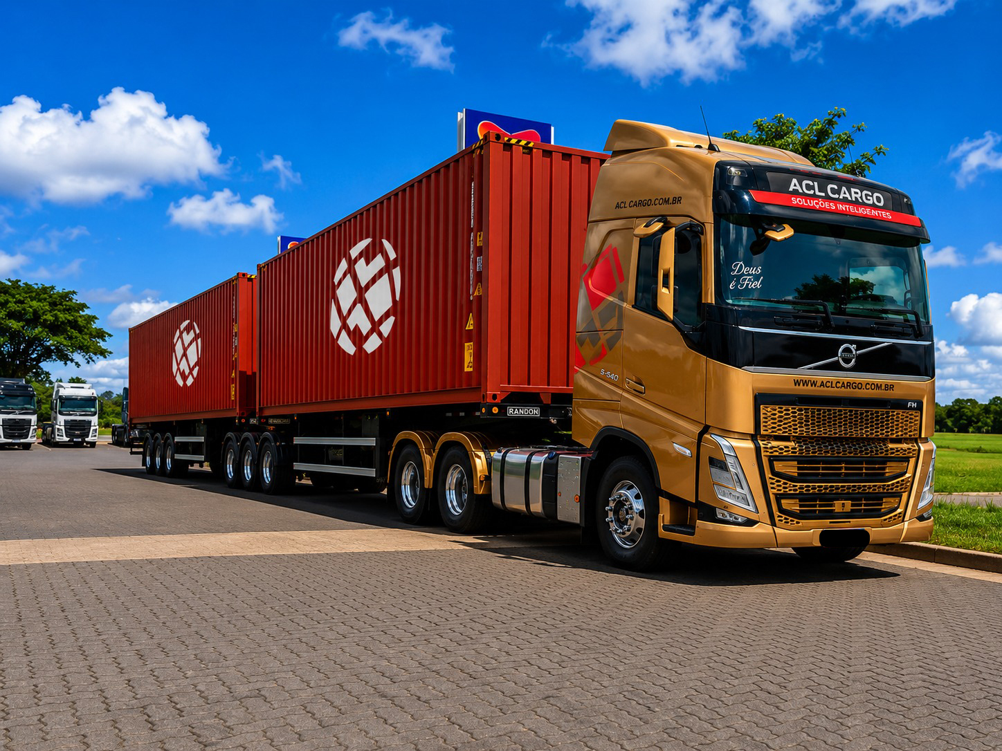 Cavalo Volvo FH dourado da ACL Cargo em configuração bitrem com contêineres ACL